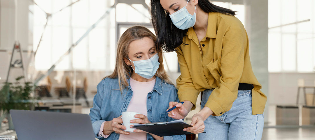 Mujeres oficinistas compartiendo su trabajo